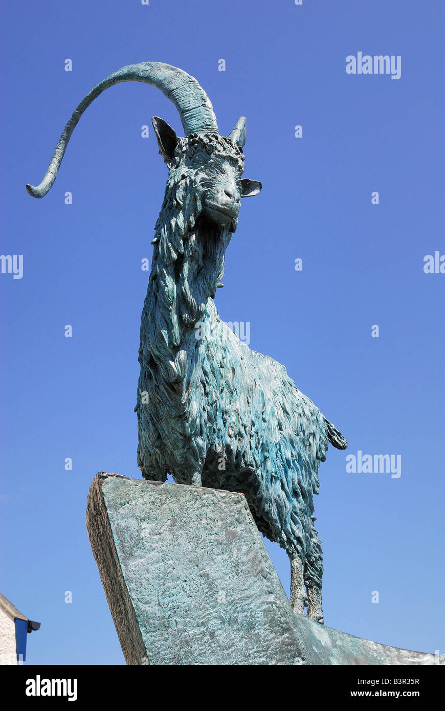 Eine Skulptur von Kaschmir Ziege außerhalb der Great Orme Visitor Centre in der Nähe von Llandudno in Nord-Wales Stockfoto