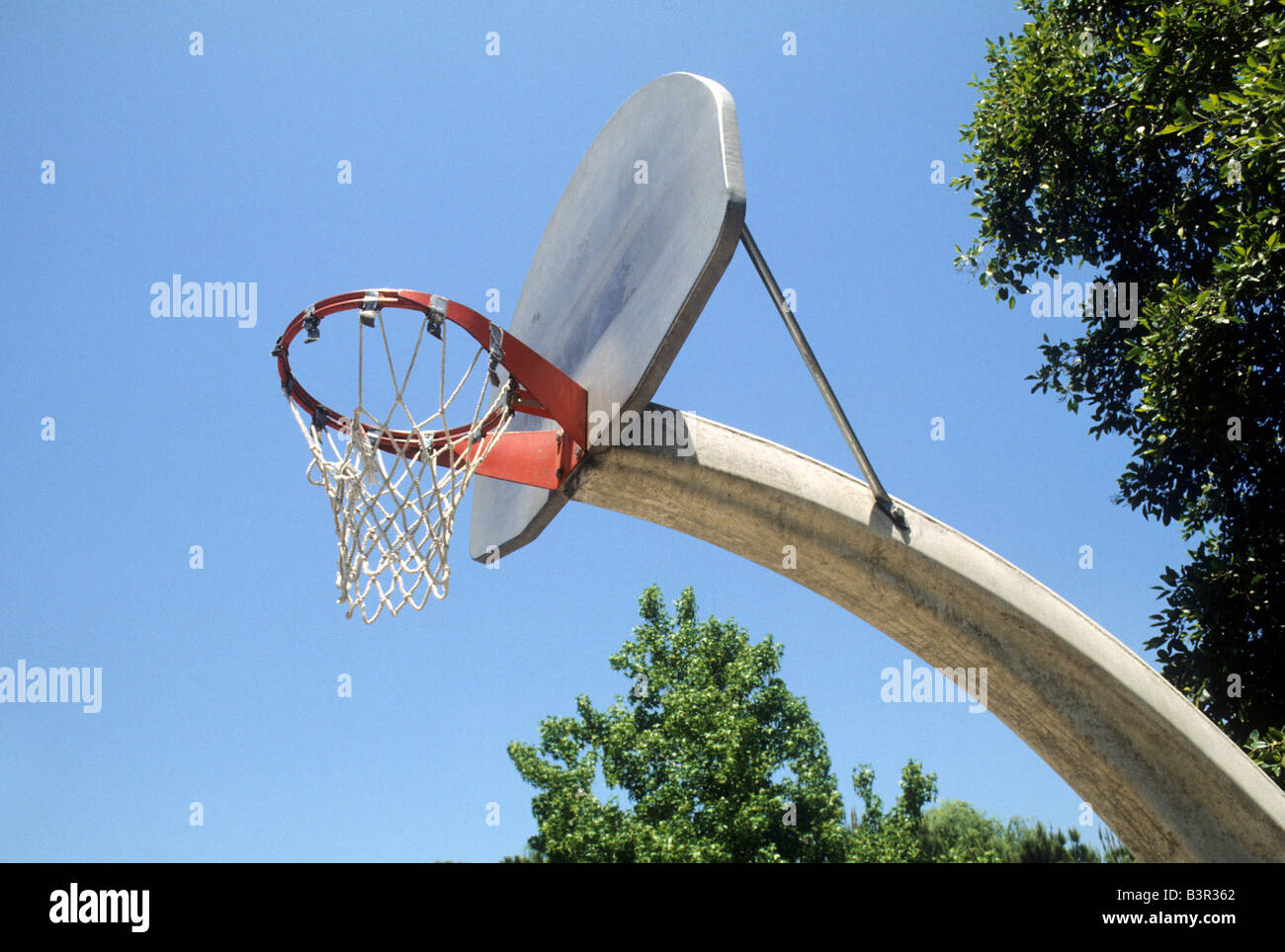 Basketball-Rücklaufsperre, Reifen, und net im freien gegen blauen Himmel. Stockfoto