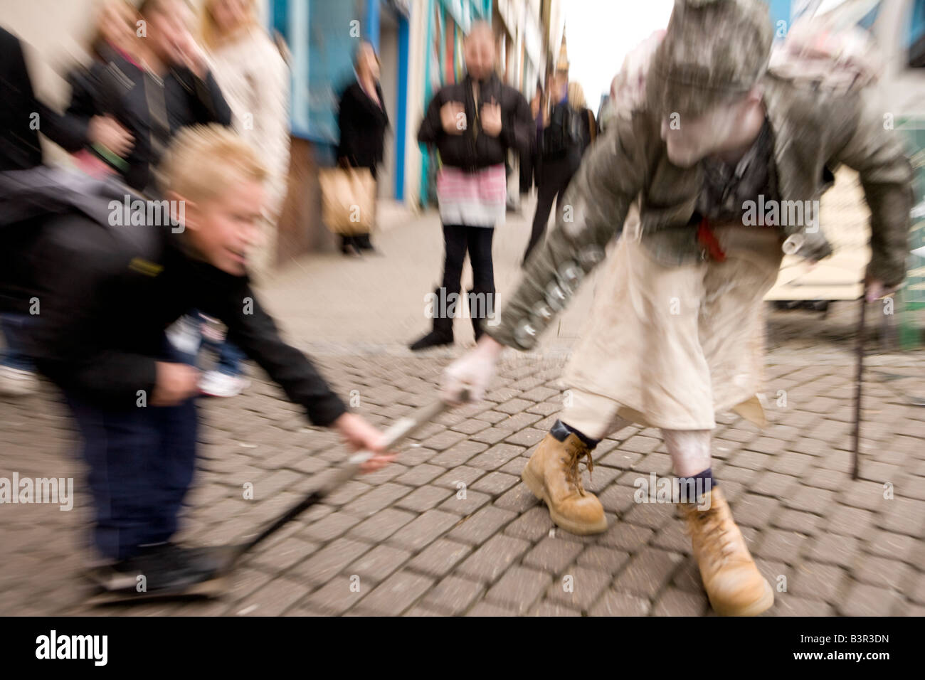 Gaelforce Kunstfestival handeln, an denen Kinder im Straßentheater durchgeführte Oceanallover im Zentrum von Dumfries Schottland, Vereinigtes Königreich Stockfoto