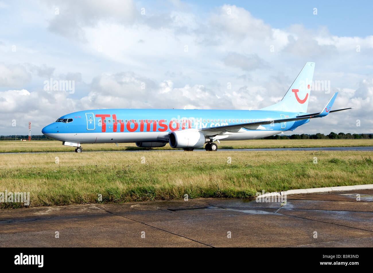 Ein Thomson fliegen Boeing 737 taxis an Robin Hood Flughafen Doncaster Sheffield, Vereinigtes Königreich Stockfoto