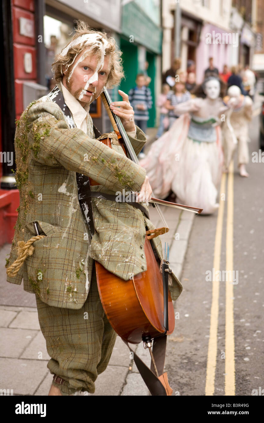 Gaelforce Arts Festival Oceanallover Durchführung Straßentheater in der Mitte der Stadt Dumfries Zentrum Scotland UK Stockfoto