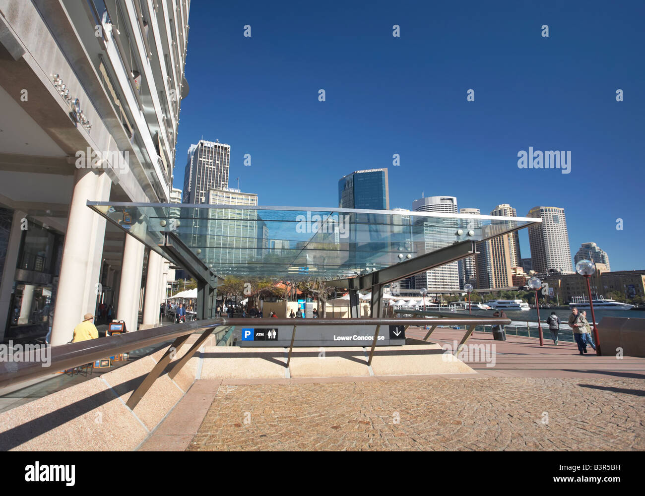 Rolltreppe im freien Verkehr Menschen Schritte Boulevard Stadt Sydney Hafen auf Abbewegung mobile Spaziergang Fahrt verschieben Stockfoto