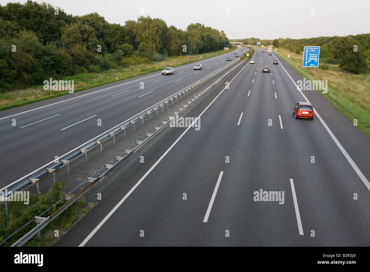 Abend-Verkehr auf der deutschen Autobahn A2 in der Nähe von Hannover Stockfoto