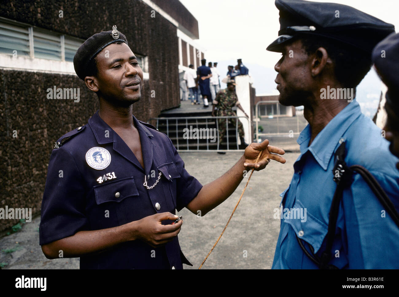 SIERRA LEONE ", POLIZIST AM PARLAMENTSGEBÄUDE MIT NPRC-VALENTINE STRASSER ABZEICHEN, FREETOWN, JULI 1992 Stockfoto