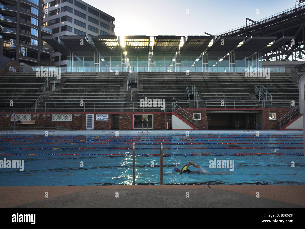 Am frühen Morgenschwimmen Stockfoto