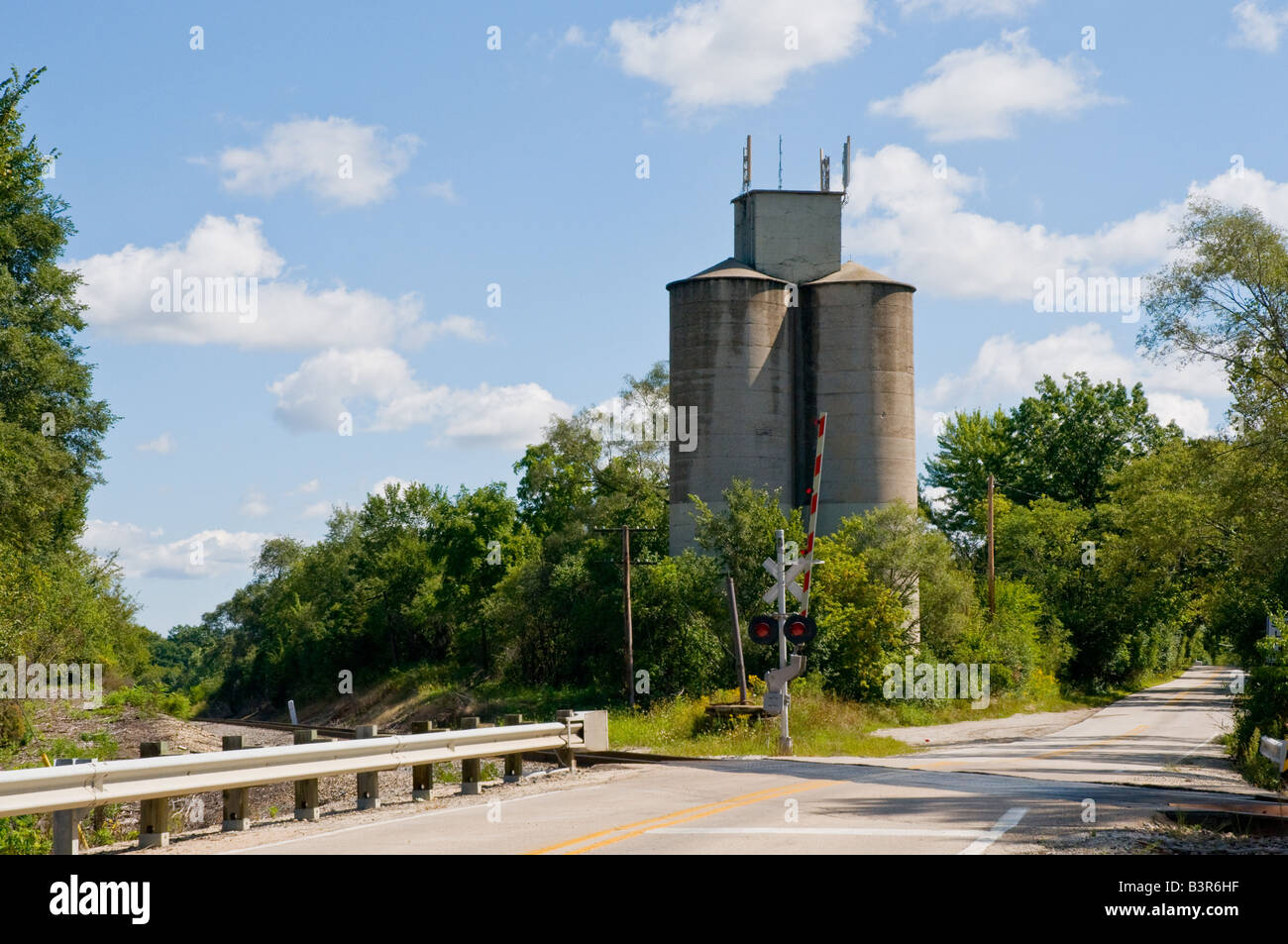 Alten Twin Getreidesilos neben Bahnübergang, Barrington, Illinois Stockfoto