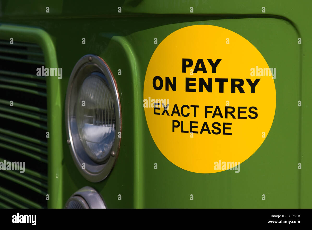 Zeichen auf der Vorderseite der grünen Bus sagt Pay auf Eintrag genaue Preise bitte Stockfoto