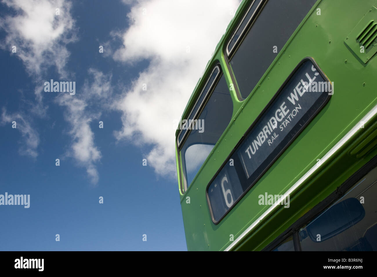 Abgewinkelte Foto von der Vorderseite des grünen Doppeldeckerbus mit einem Schild für Tunbridge Wells Rail Station 6 Stockfoto