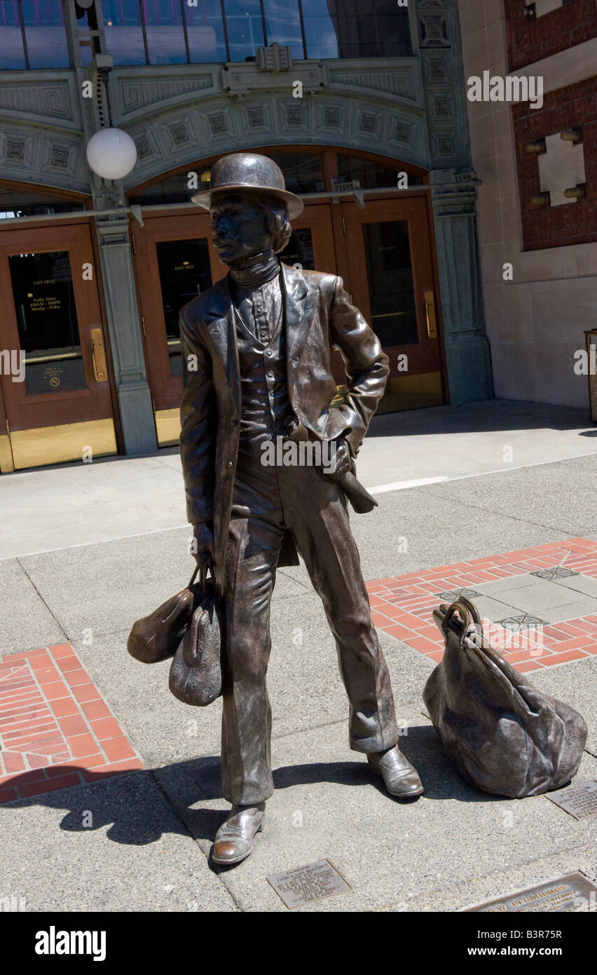 Union Station Tacoma, Bronzestatue des Mannes mit Gepäck wartet eine Fahrt. US-Bundesstaat Washington Tacoma WA USA Stockfoto