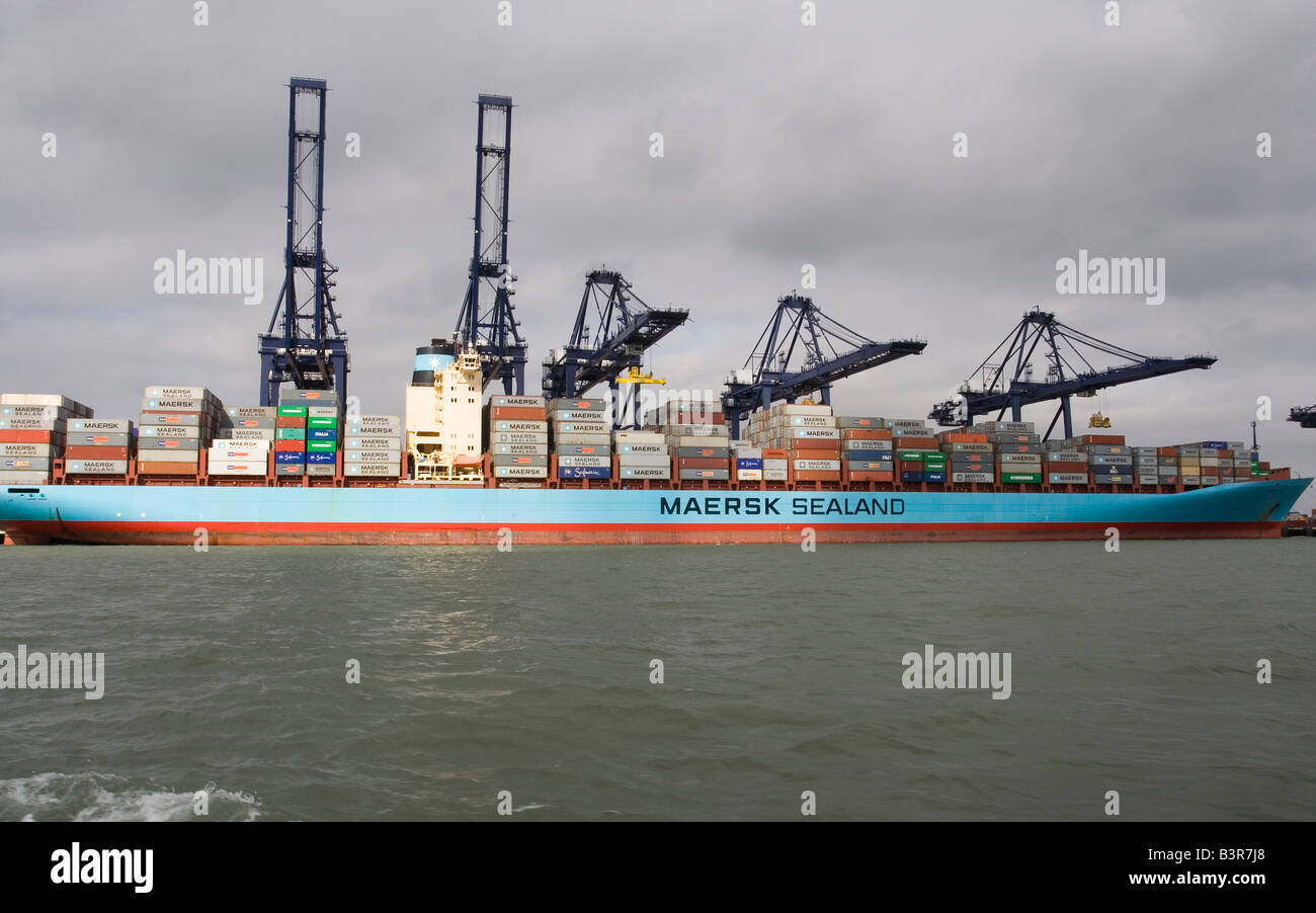 Containerschiff in Felixstowe Docks geladen wird Stockfoto