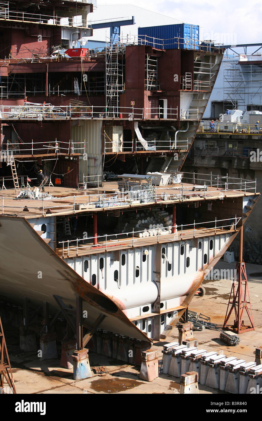 Oasis of the Seas ein Kreuzfahrtschiff im Bau bei Aker Yards-Werft in Finnland. Stockfoto