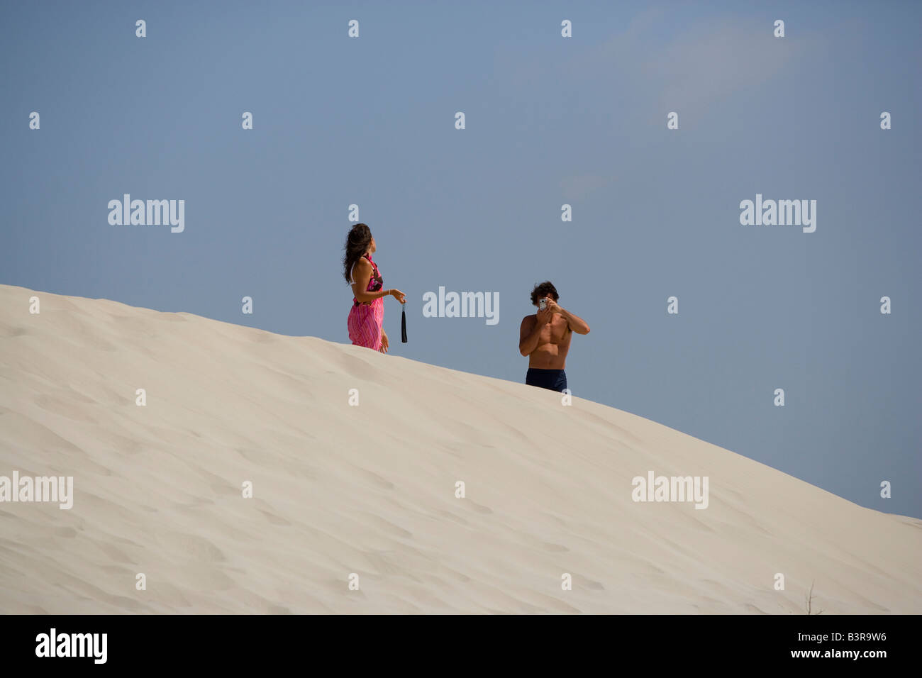 Menschen gehen auf den weißen Sanddünen in Sardinien, Italien Stockfoto