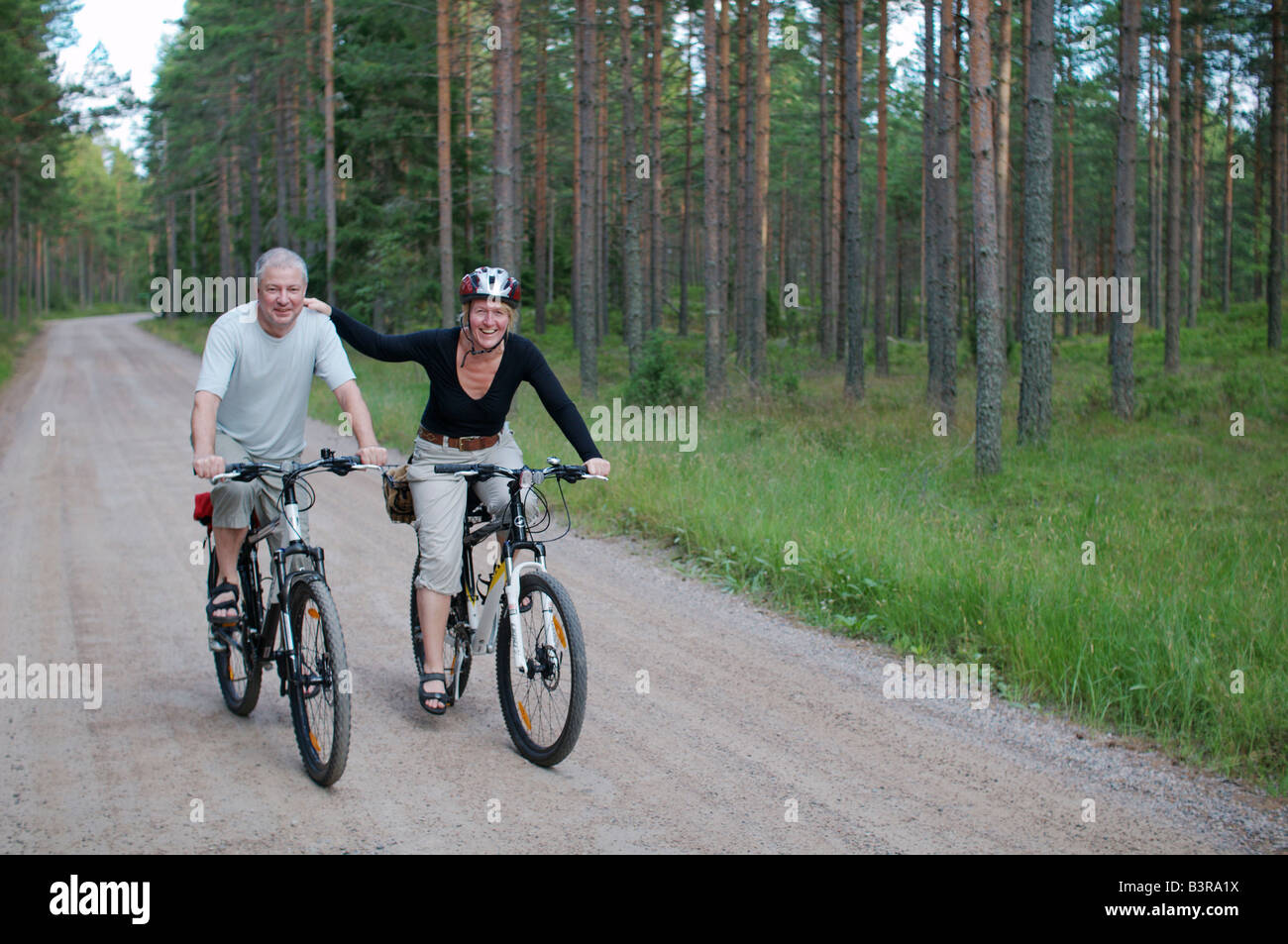 Mittleren gealterten paar Reiten Mountainbikes im Herzen von Schweden Stockfoto