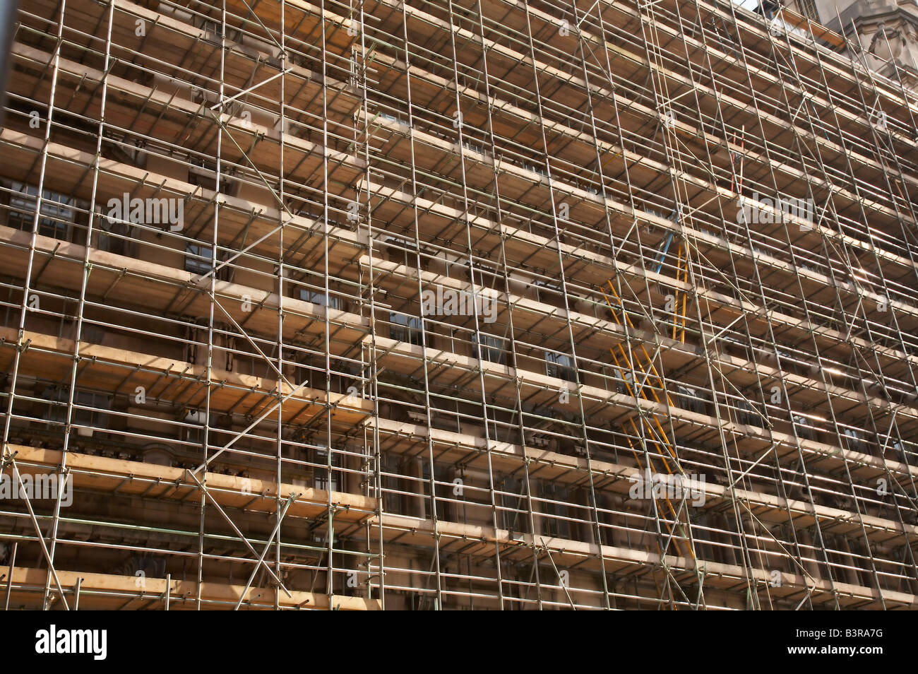 Hochhaus oder Wolkenkratzer in Gerüsten in Großbritannien Stockfoto