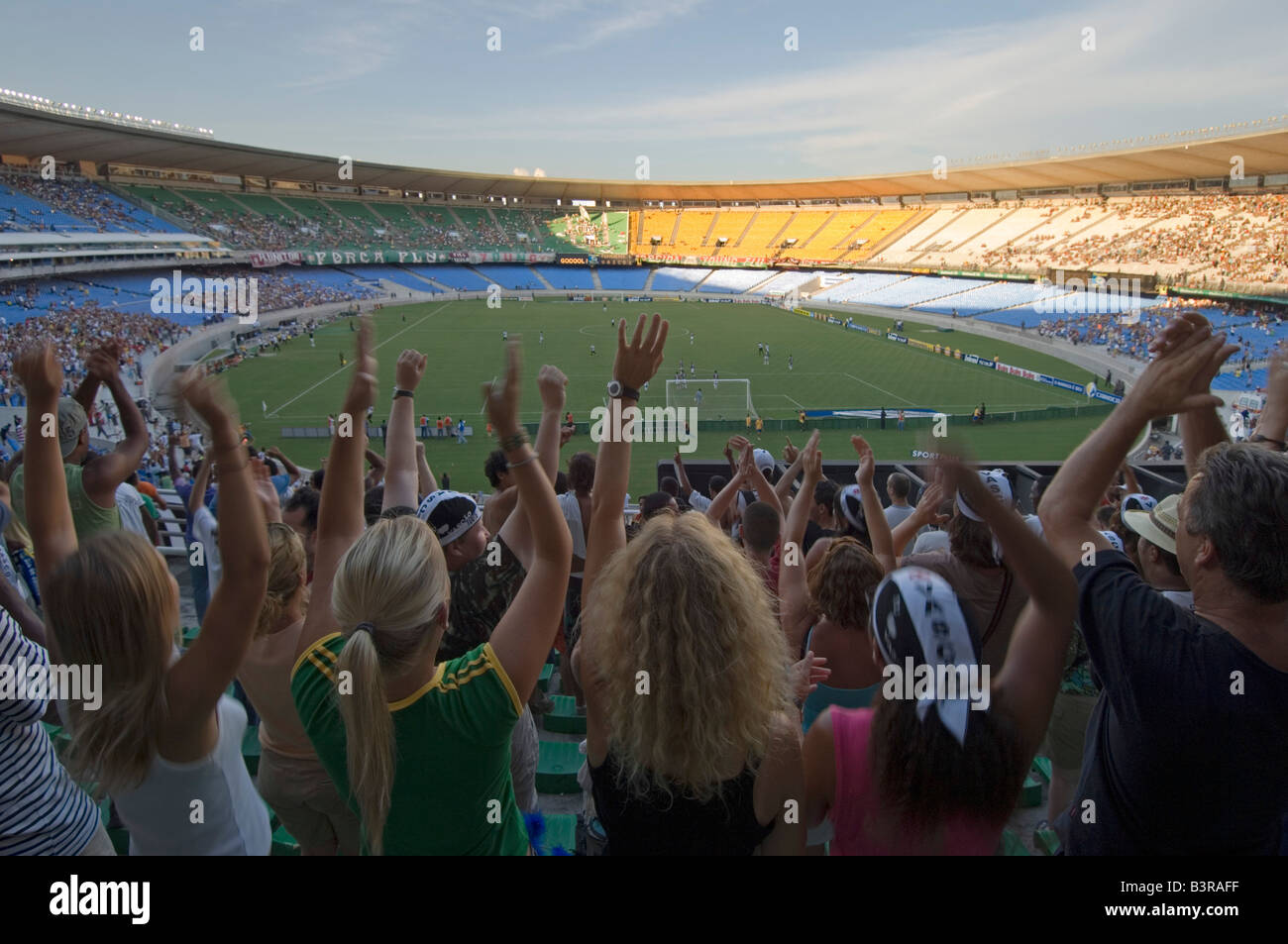 Einheimische und Touristen erfreuen wie ein bei einem Fußballspiel im Maracana Stadion in Rio zwischen Vasco und Fluminense Tor. Stockfoto