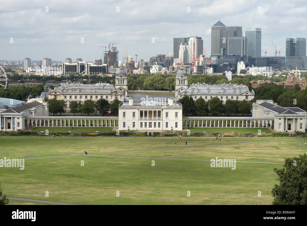 Greenwich London Blick vom Royal Observatory Hill über auf das National Maritime Museum und Canary Wharf docklands Stockfoto