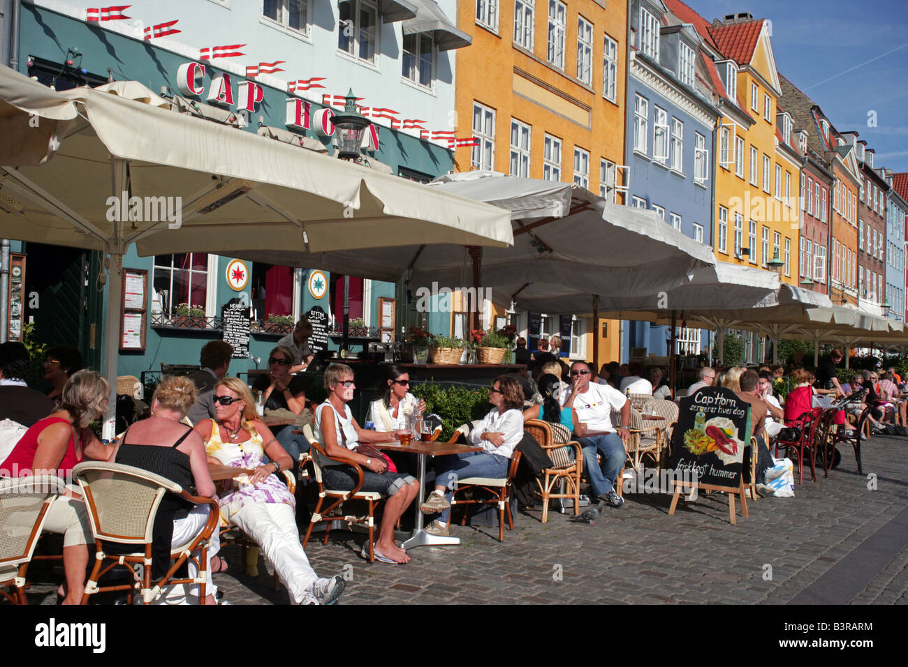 Straßencafé auf dem Kai am Nyhavn Kopenhagen Dänemark Stockfoto
