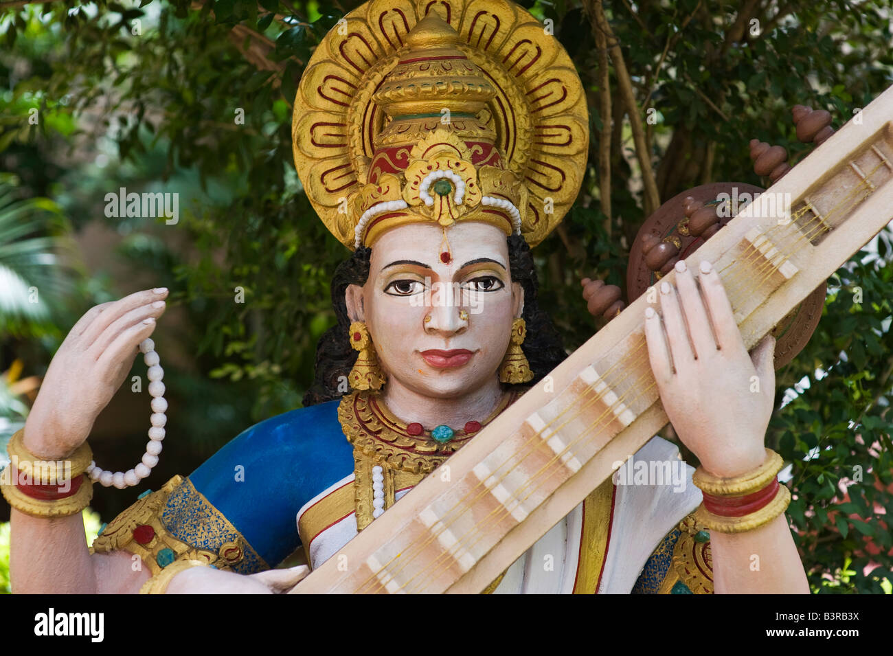 Indische Saraswati Göttinnenstatue. Puttaparthi, Andhra Pradesh, Indien Stockfoto