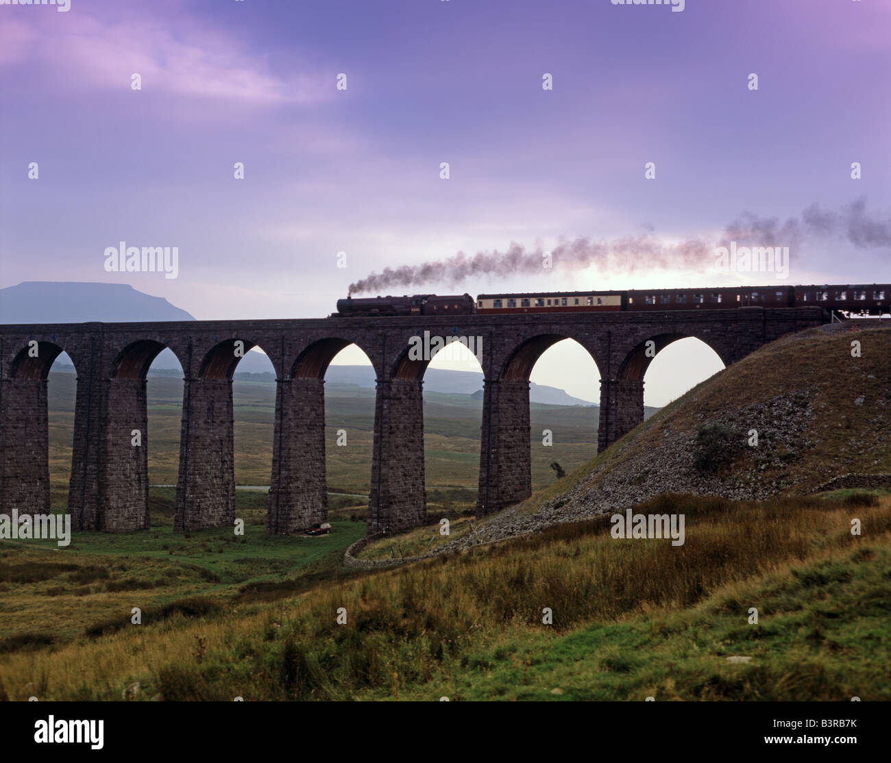 Dampfeisenbahn kreuzt Ribblehead-Viadukt Bahnhof North Yorkshire dales Stockfoto