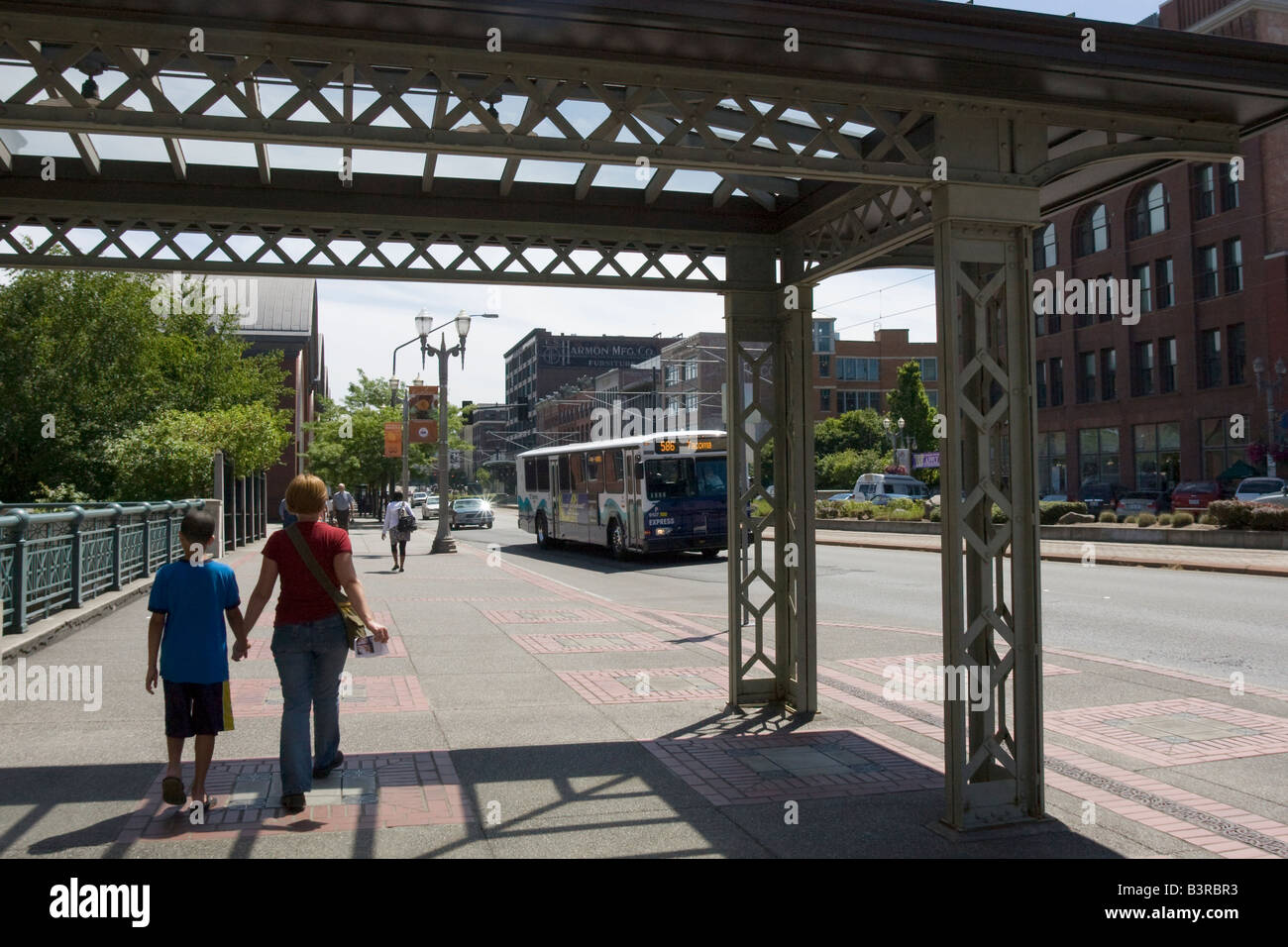 Frau und Kind zu Fuß entlang Pacific Avenue Tacoma Washington State WA USA Stockfoto