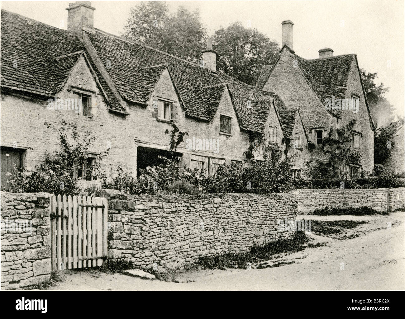 Ein lichtdruck Platte mit dem Titel "Eine Gruppe von Cottage, Bibury, Glos." bei hoher Auflösung aus einem Buch 1905 veröffentlicht gescannt. Believd copyright frei. Stockfoto