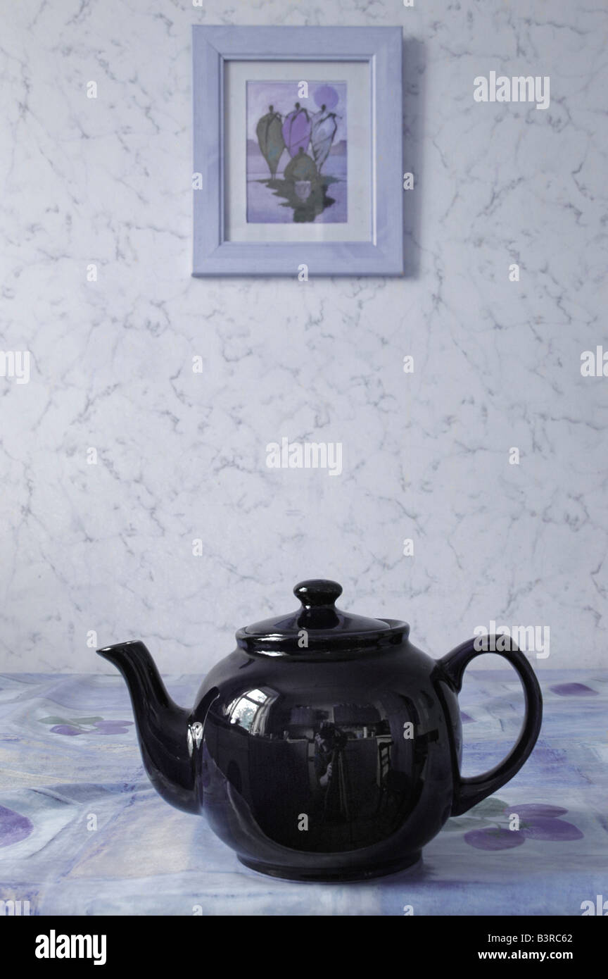 Eine Teekanne sitzt auf einem Küchentisch. Stockfoto