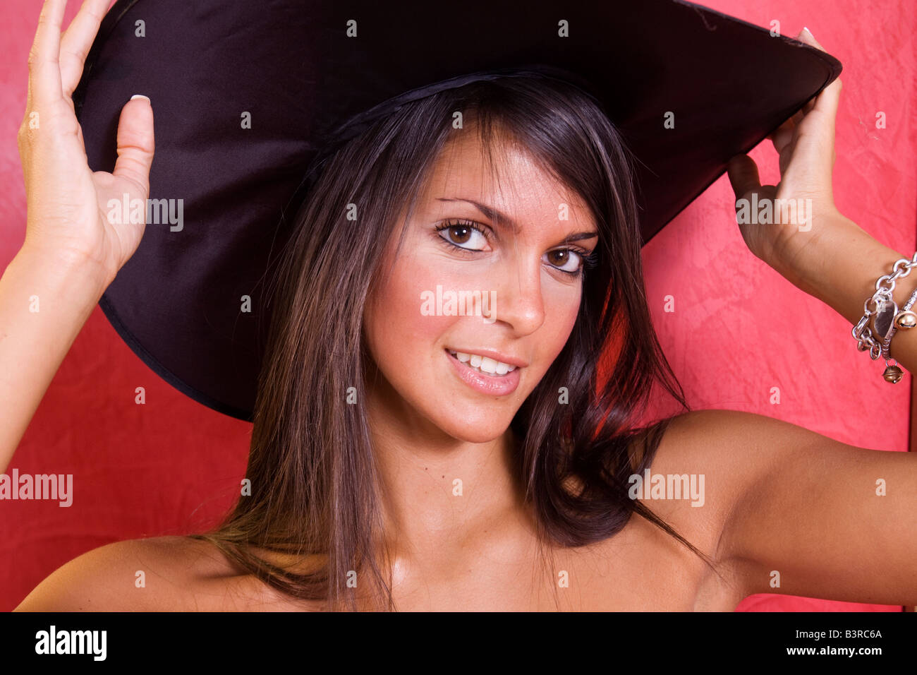 Porträt einer jungen Frau mit einem Hexenhut für Halloween-Kostüm Stockfoto