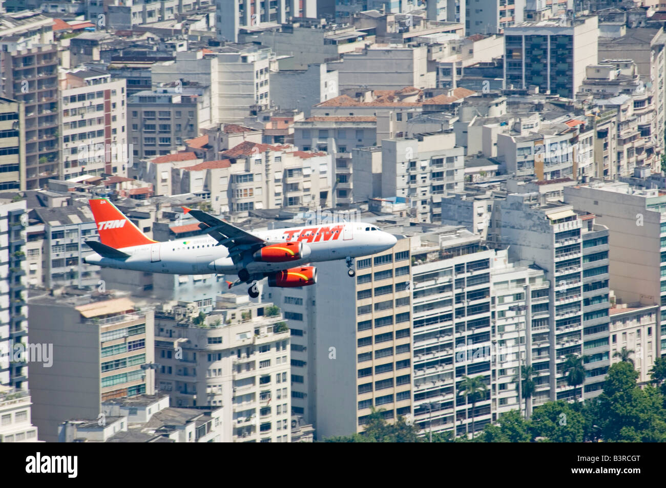 Komprimierte perspektivische Ansicht eines Flugzeugs über Rio De Janeiro kommen, um am heimischen Flughafen Santos Dumont zu landen. Stockfoto
