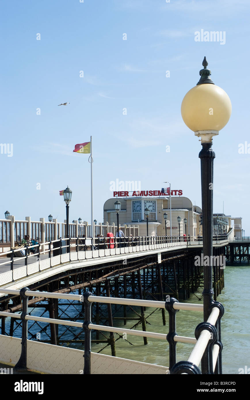 Der Pier und Strand von Worthing ein beliebter Badeort in West Sussex England Südengland Stockfoto