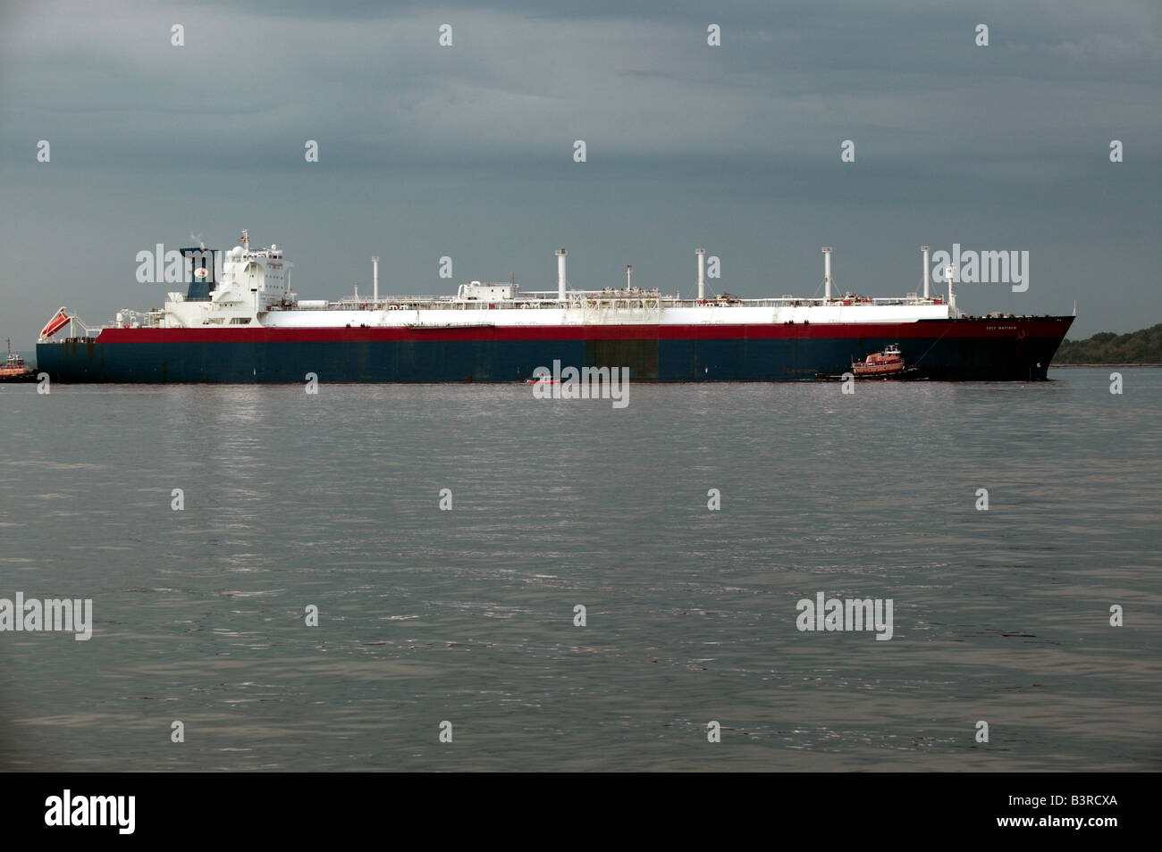 Schuss des Trägers Suez Matthew Liquefied Natural Gas Schiff in den Hafen von Boston vom Schlepper Boote und Piloten geführt Stockfoto