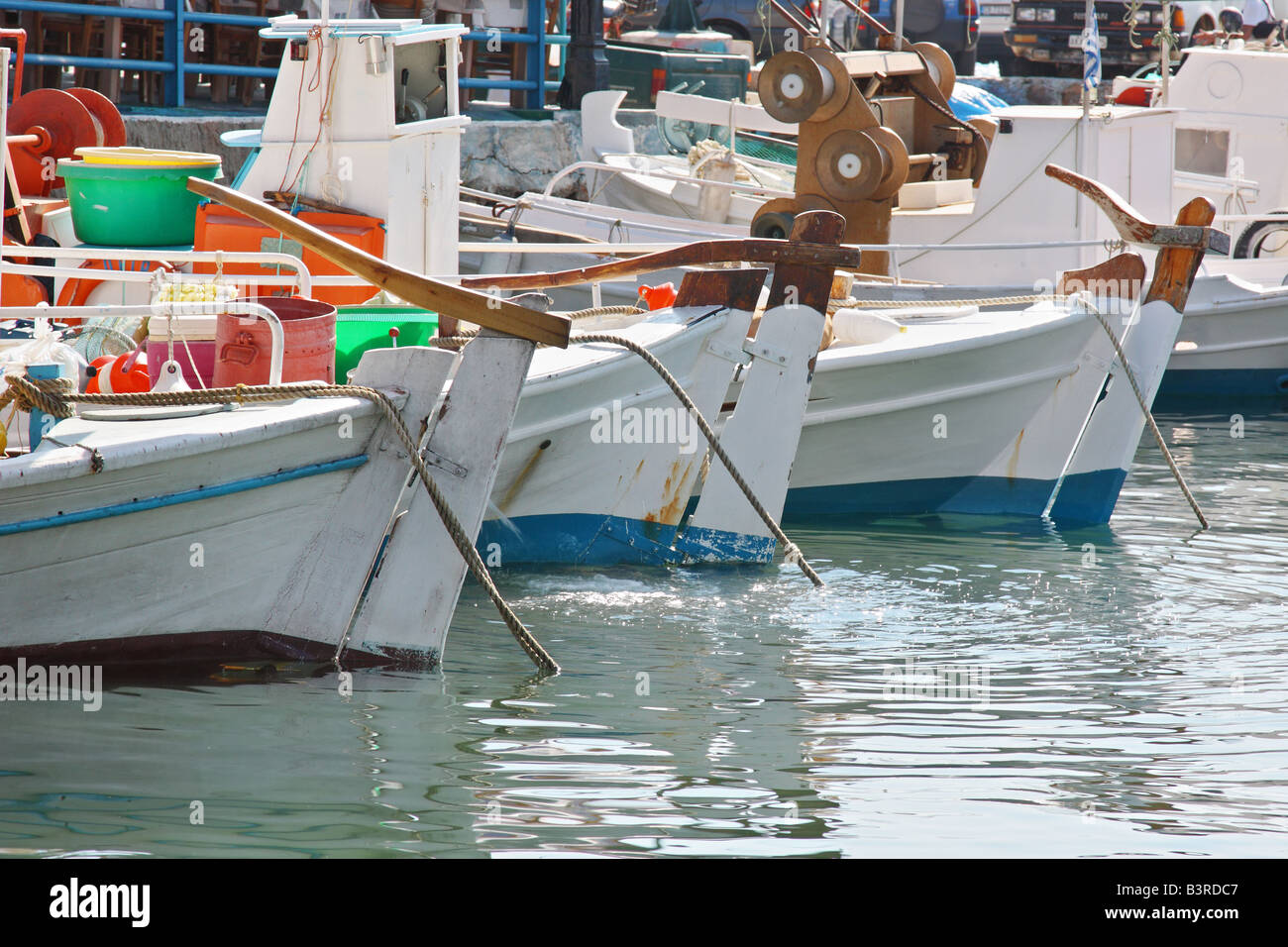Die Sterns von drei Angelboote/Fischerboote in den kleinen Hafen von Monemvasia-Griechenland Stockfoto