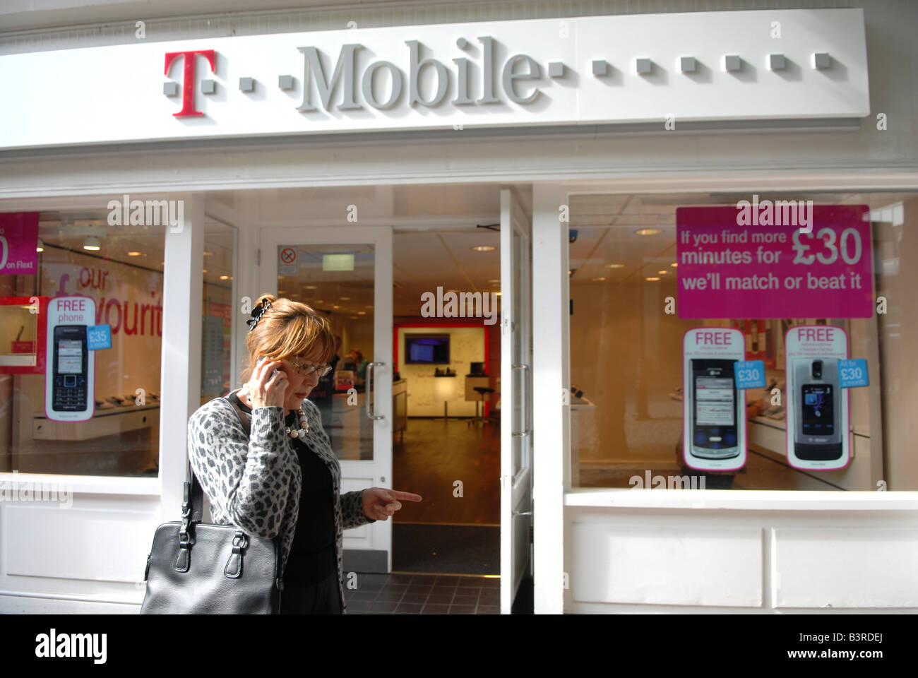 Frau mit einem Mobiltelefon außerhalb der T-Mobile Shop in Shrewsbury Stockfoto