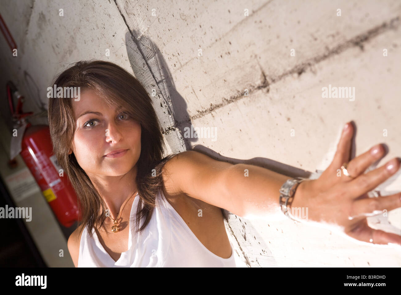 Frau in einer Garage mit Betonwänden Stockfoto