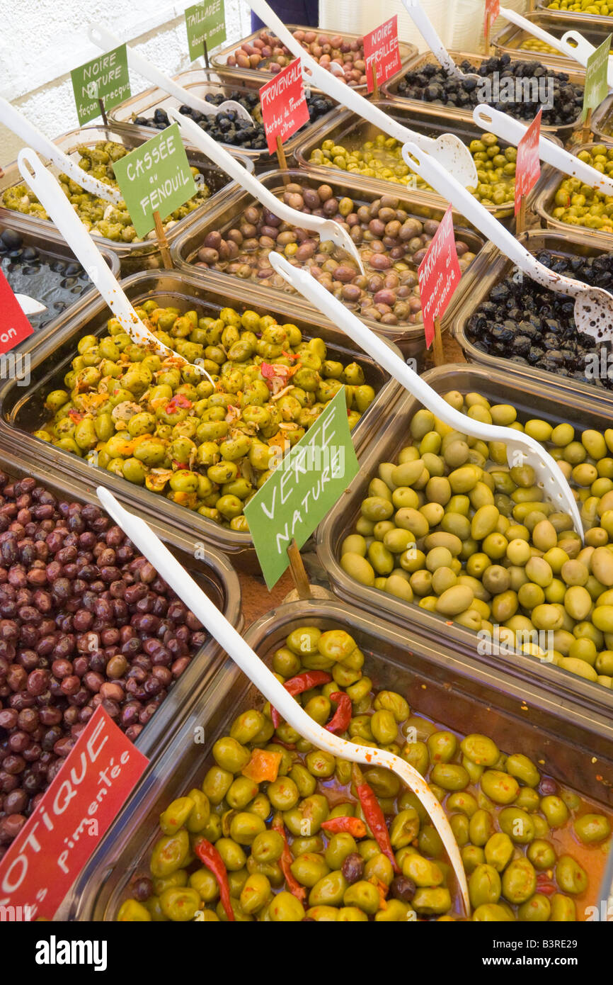 Eine Vielzahl von Oliven wird an einem Marktstand in Céret in Südfrankreich angeboten Stockfoto