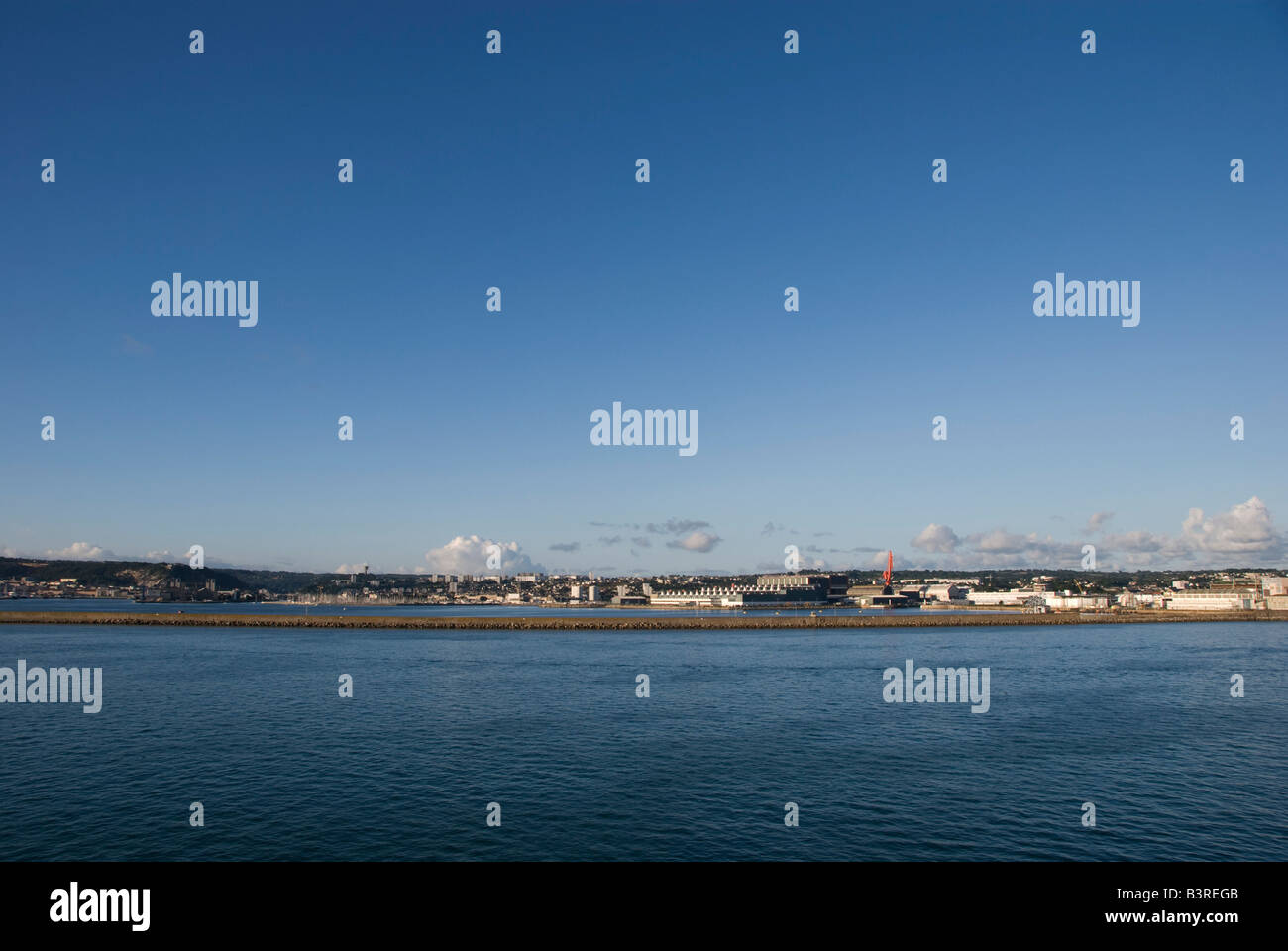 Cherbourg, Frankreich. Blick auf die Stadt und den Hafen von einer Cross-Channel-Fähre an einem schönen Sommertag Stockfoto