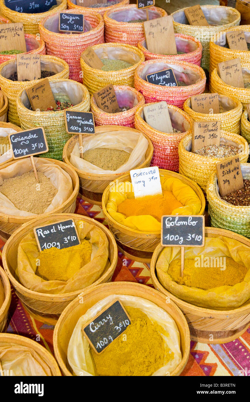 Verschiedene Arten von Gewürzen angeboten an einem Marktstand in Céret in Südfrankreich Stockfoto