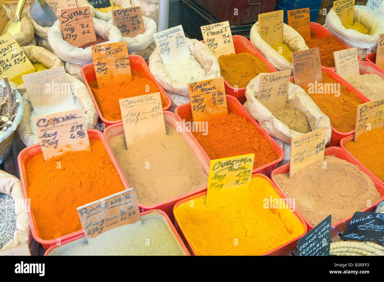 Verschiedene Arten von Gewürzen angeboten an einem Marktstand in Céret in Südfrankreich Stockfoto