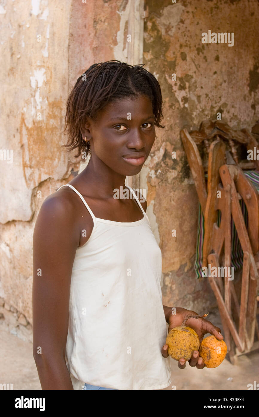 Ein Mädchen mit Obst, Île de Gorée, die Insel Gorée, Senegal Stockfoto