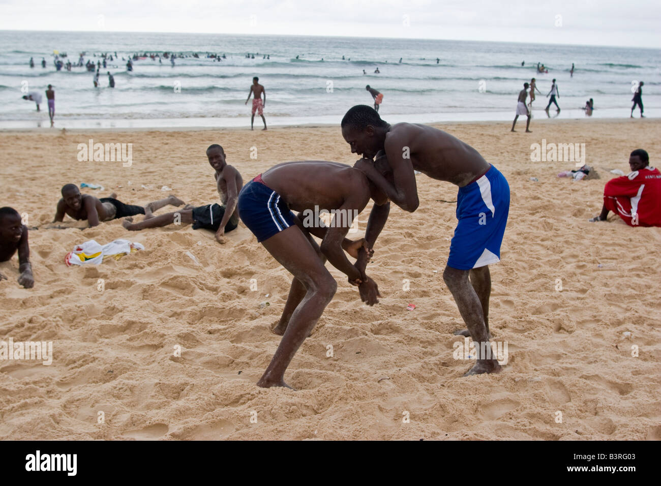 Ringer am Strand in Yoff, Senegal Stockfoto