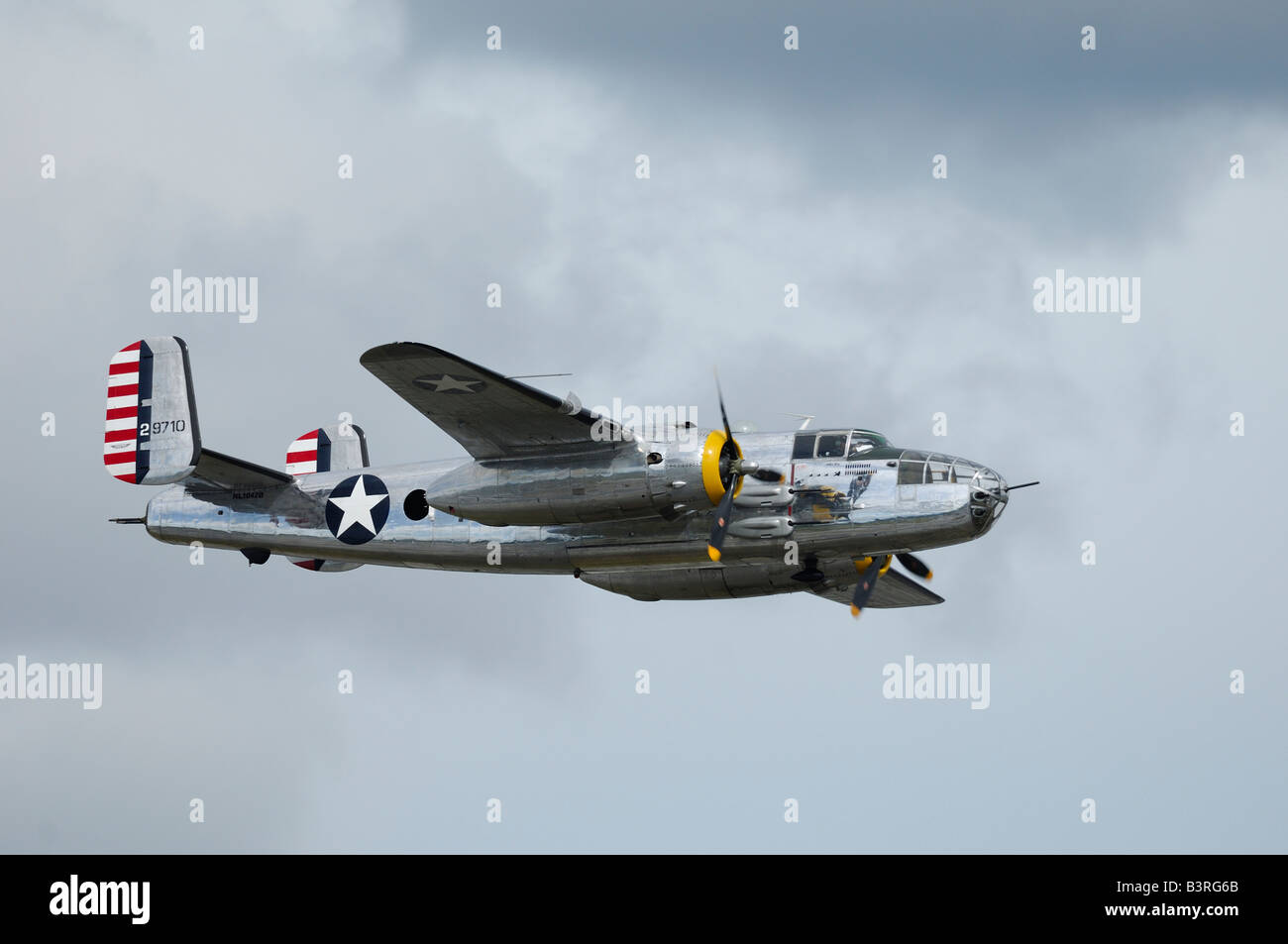 Alten WWII Bomber Flugzeug North American b-25 J Mitchell fliegen während einer Flugshow, Anchorage, Alaska, Usa Stockfoto