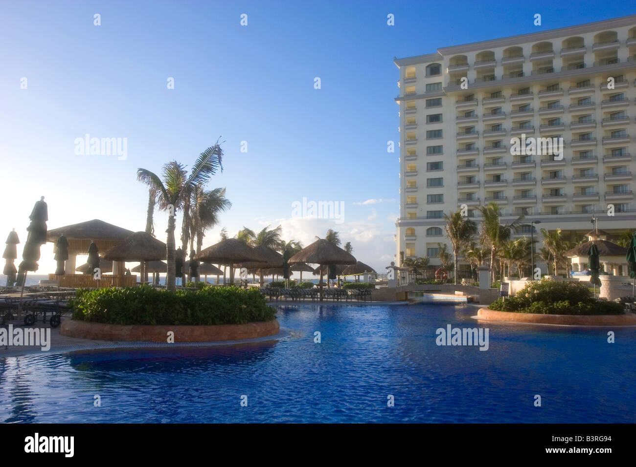 Eine große blaue Lagune-Type-Pools in einem Oceanside Resorthotel Stockfoto