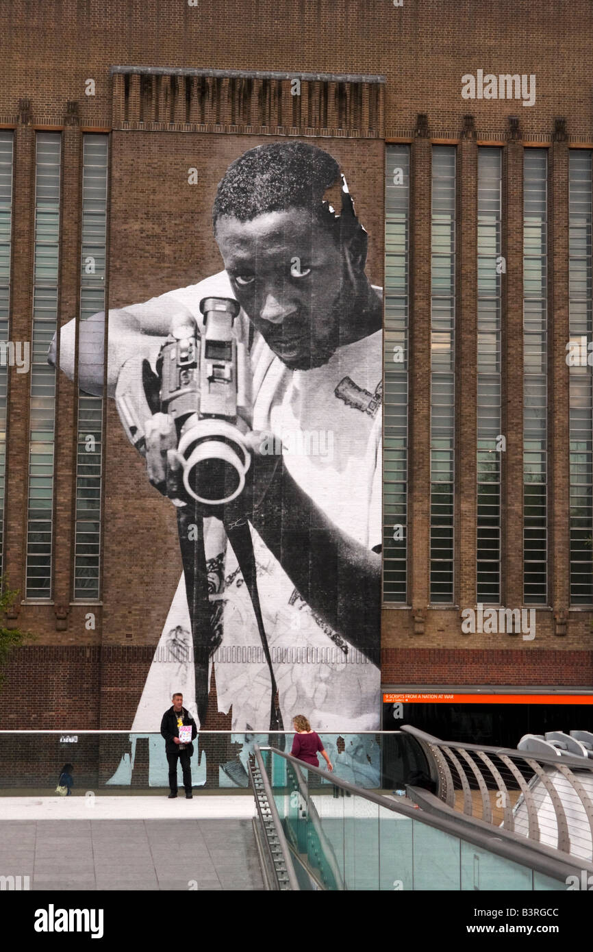 Große Thema Verkäufer außerhalb der Tate Modern mit Street Art Projekt banner Stockfoto