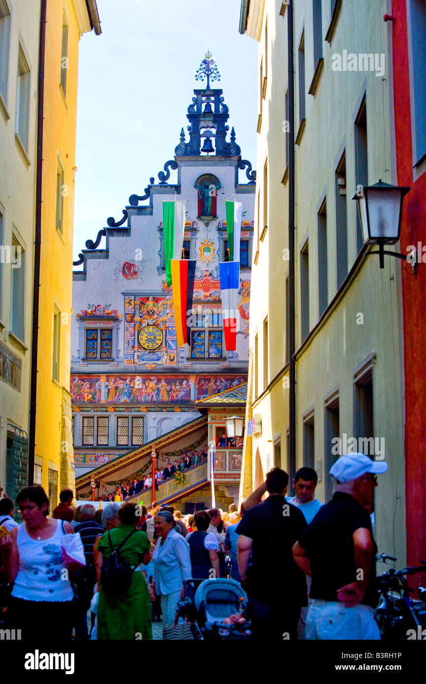 Touristen auf einem schmalen Einkaufsstraßen auf Insel Lindau, Deutschland Stockfoto