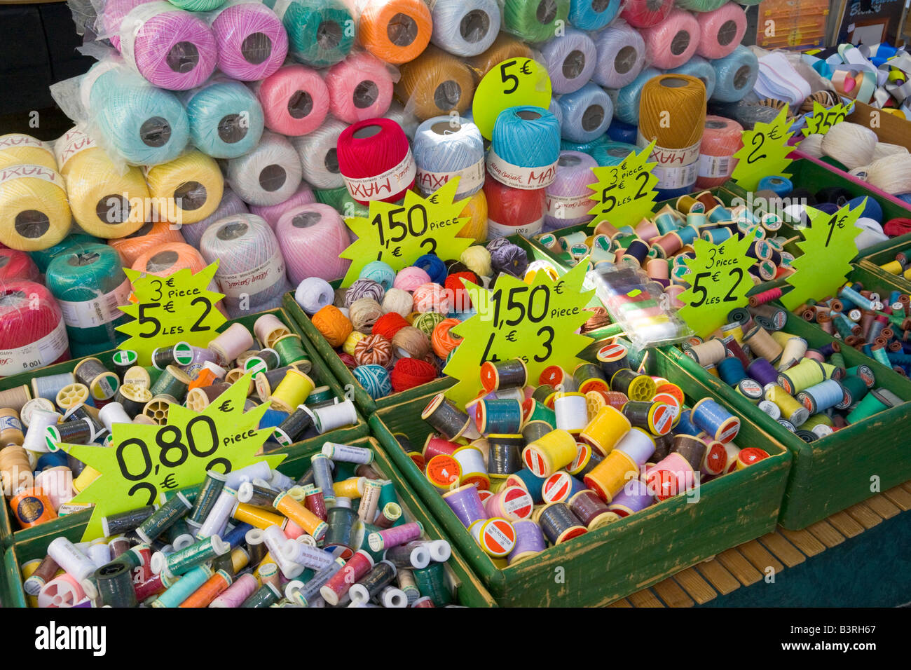 Nähen Baumwolle wird an einem Marktstand in Céret in Südfrankreich angeboten Stockfoto