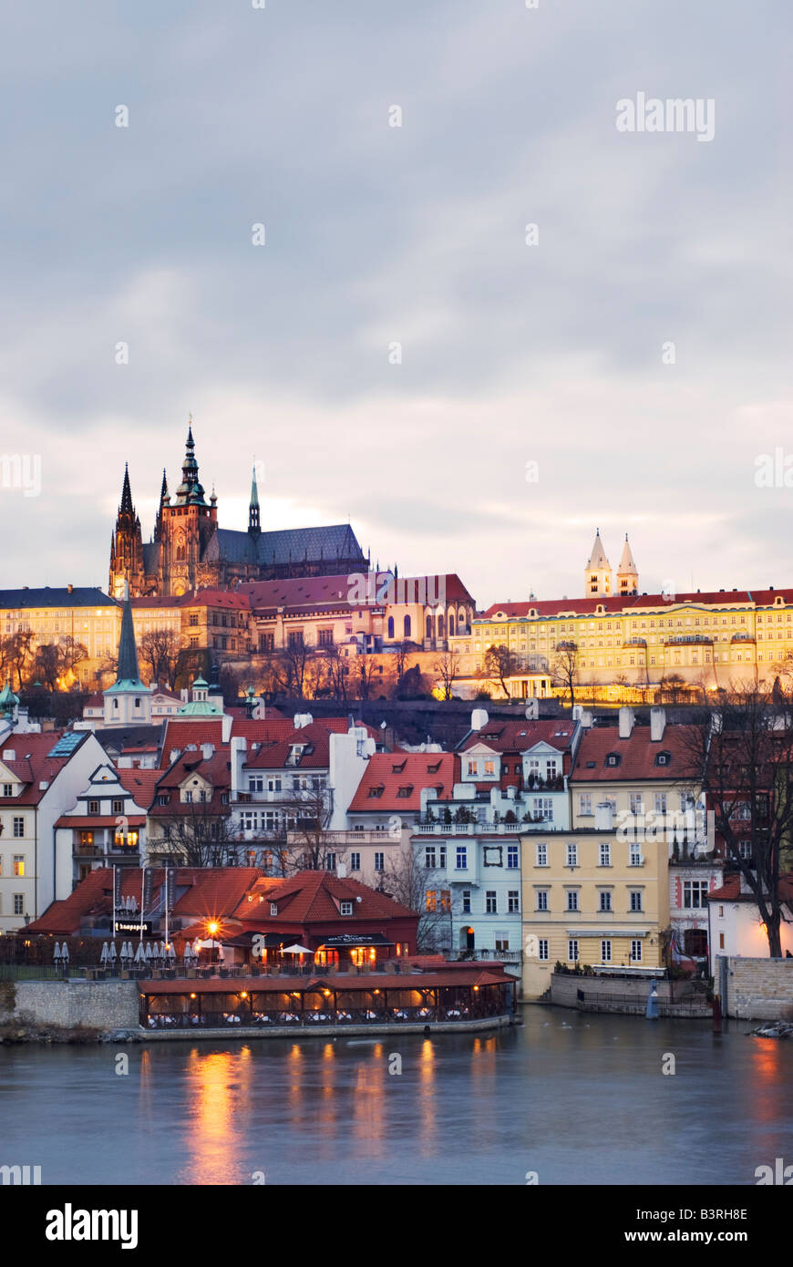 Blick über die Moldau.  Die Prager Burg im Hintergrund. Prag, Tschechische Republik Stockfoto