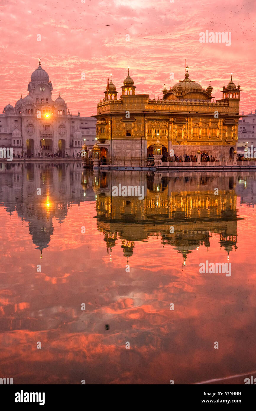 Goldene Tempel bei Sonnenuntergang Amritsar Punjab India Stockfoto