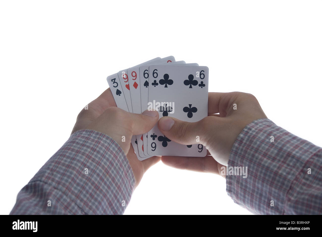 Mannhände halten zwei Paare auf Poker-Spiel auf weiß Stockfoto