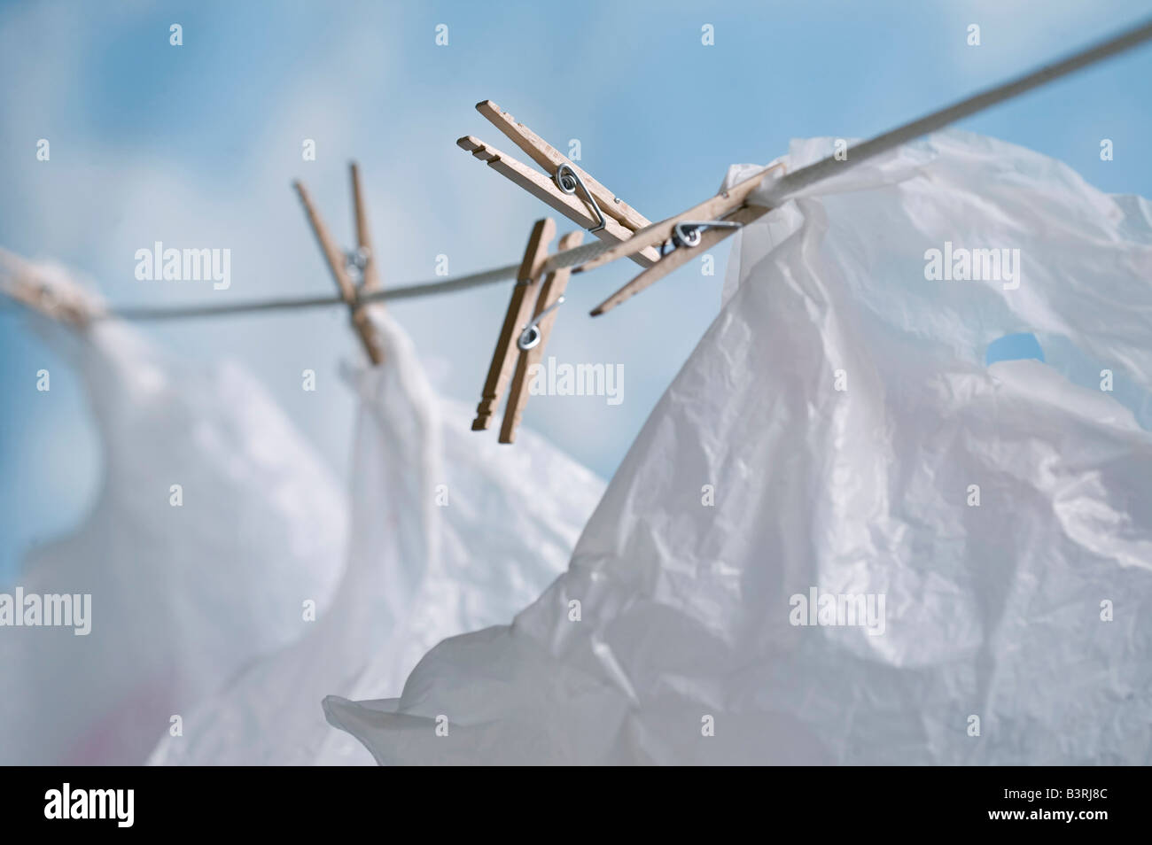 Plastiktüten hängen Wäsche Wäscheleine zum Trocknen und wiederverwendet werden Stockfoto