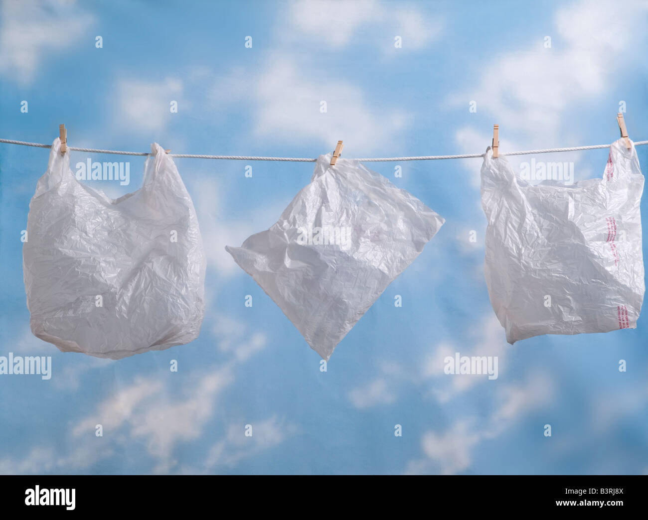 Plastiktüten hängen Wäsche Wäscheleine zum Trocknen und wiederverwendet werden Stockfoto