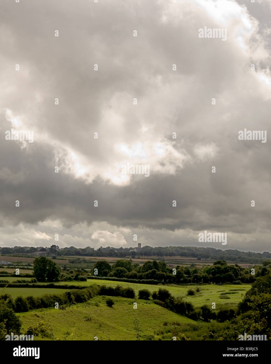 Englische Landschaft mit Gewitterhimmel, Somerset UK Stockfoto